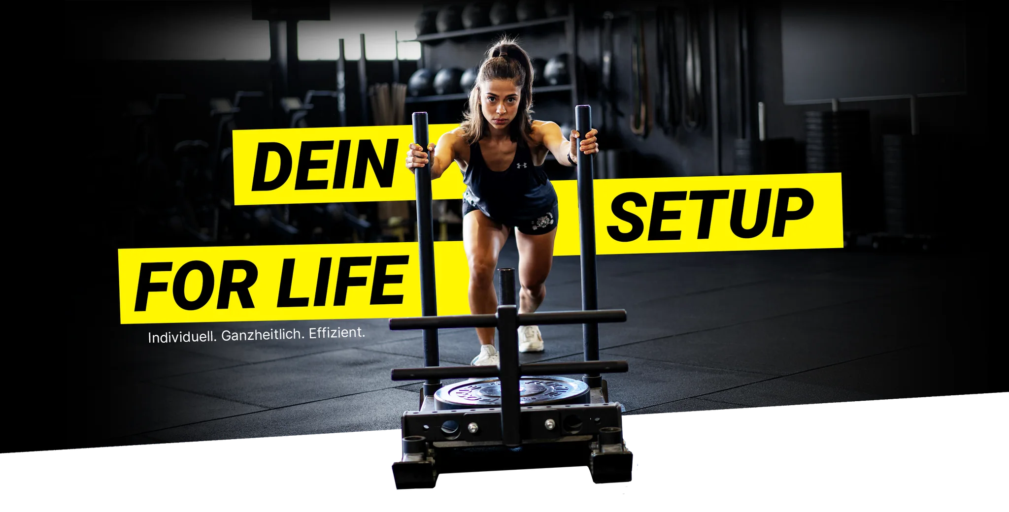 DEIN SETUP FOR LIFE. Individuell. Ganzheitlich. Effizient. Athletin schiebt im Studio in Tübingen einen Kraftschlitten