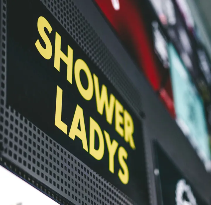 Wandbeschriftung Shower Ladys im Studio