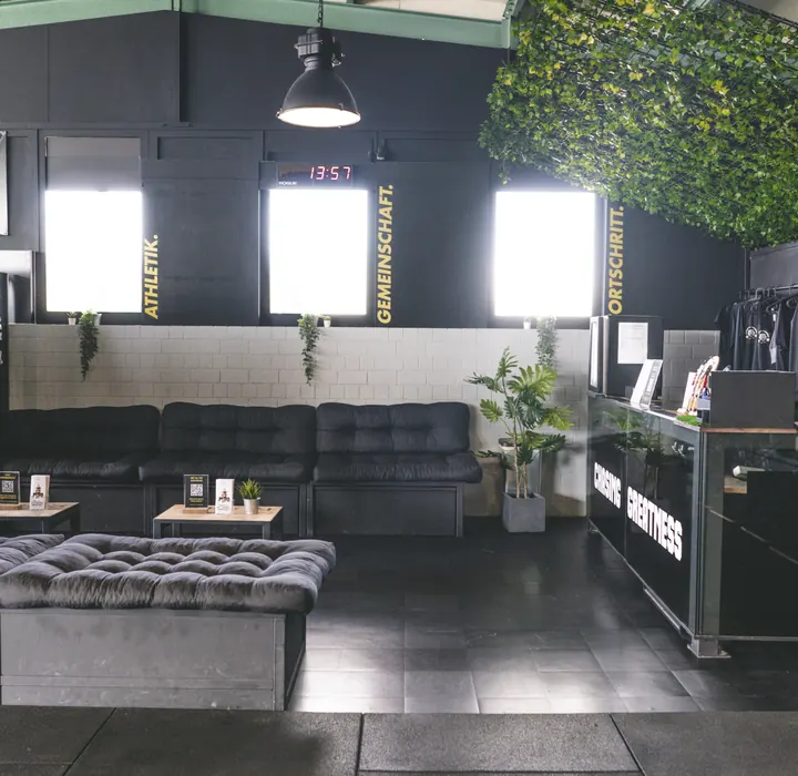 Lounge im Studio mit Sofas, Pflanzen und Empfangstheke