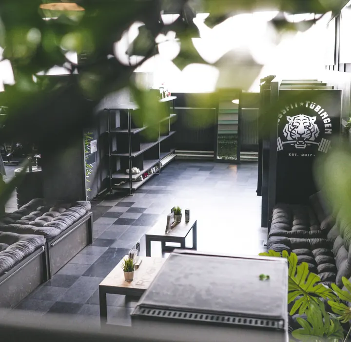 Blick von oben auf die Lounge des Studios
